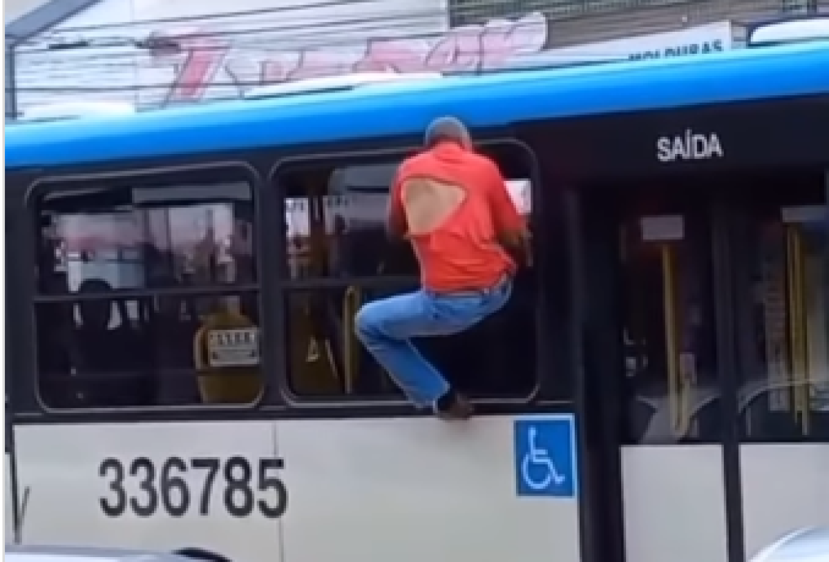 Vídeo: homem é levado para delegacia pendurado em janela de ônibus