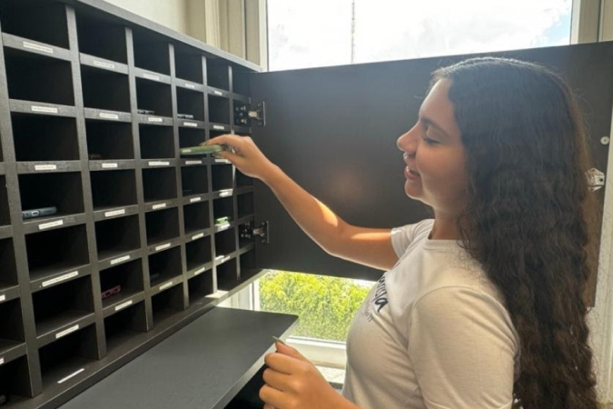 Colégio incentiva os estudantes a colocarem celulares dentro da "caixinha" durante os horários de aula - (crédito: Divulgação/ Marista) Colégio incentiva os estudantes a colocarem celulares dentro da "caixinha" durante os horários de aula - (crédito: Divulgação/ Marista)