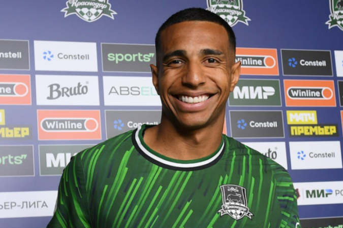 Victor Sá com o troféu de craque da partida -  (crédito: Foto: Divulgação/Krasnodar)