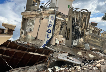 Terremotos são desastres naturais que costumam causar destruição em grandes proporções e, por conta disso, preocupam autoridades do mundo todo.  -  (crédito:  JoleBruh - Kadi - wikimedia commons)