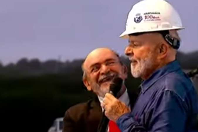 Lula posa para foto ao lado de sósia em evento em Alagoas
 -  (crédito: Reprodução/ TV Gov)