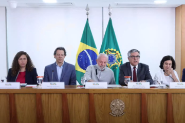Presidente Lula e ministros do governo em reunião com prefeitos gaúchos para tratar sobre novas medidas de apoio aos municípios -  (crédito: Reprodução/Youtube @Lula)
