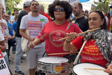 A manifestação em frente ao MGI contou com servidores segurando cartazes, mega-fone e instrumentos de percussão  -  (crédito: Reprodução/Instagram @Sintfub)