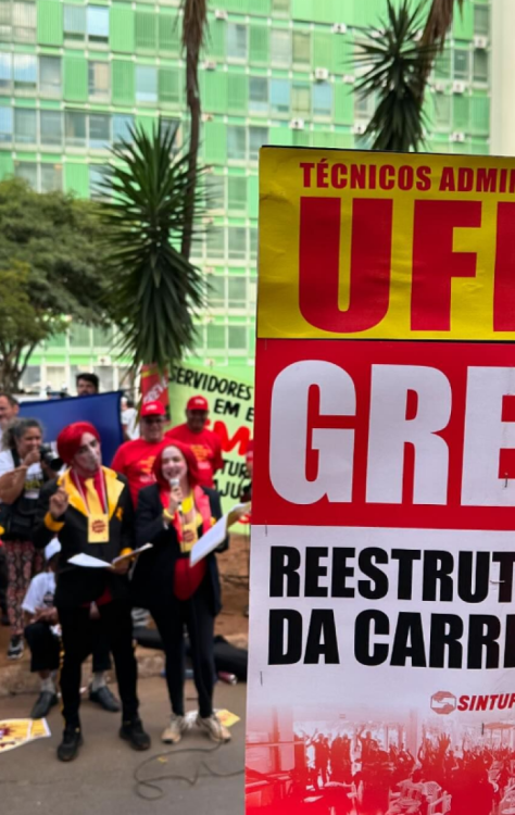 Técnicos universitários fazem manifestação em frente ao MGI -  (crédito: Reprodução/Instagram @SintFub)
