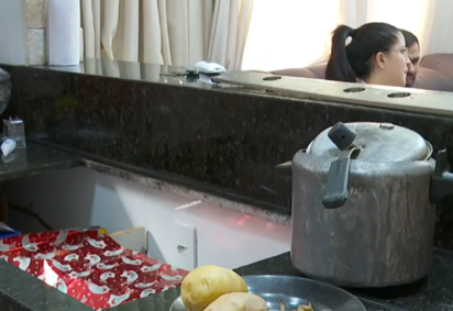   Acidentes com panela de pressão não são frequentes, mas, quando ocorrem, podem causar grande estrago e até matar. Assim, é necessário tomar precauções na cozinha.  -  (crédito: Reprodução de vídeo)