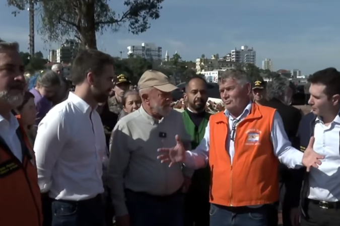 O presidente Lula visitou o bairro de Passo de Estrela, em Cruzeiro do Sul. A cidade fica no Vale do Taquari, região mais afetada pelas enchentes -  (crédito: Reprodução/CanalGov)