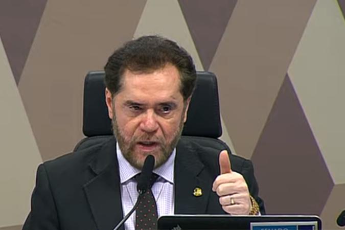 Senador Plínio Valério (PSDB-AM), relator da PEC que transforma o Banco Central em empresa pública, comanda a audiência pública sobre o tema, nesta terça-feira (18/6)  -  (crédito: Reprodução/Youtube Senado)