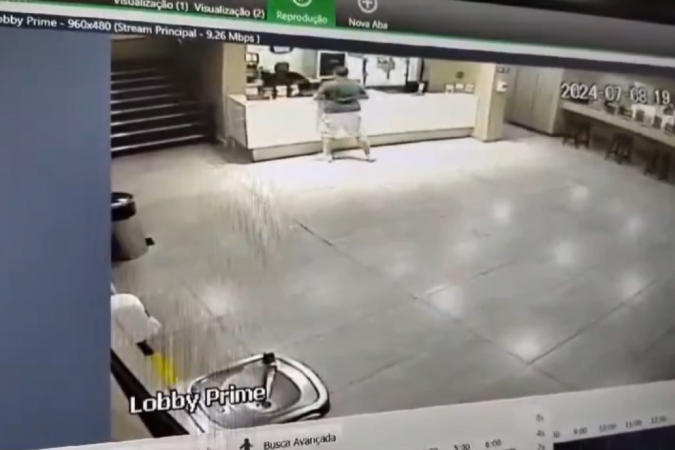 Câmera de segurança do cinema registrou parte da tentativa de agressão - (crédito: Reprodução/redes sociais ) Câmera de segurança do cinema registrou parte da tentativa de agressão - (crédito: Reprodução/redes sociais )