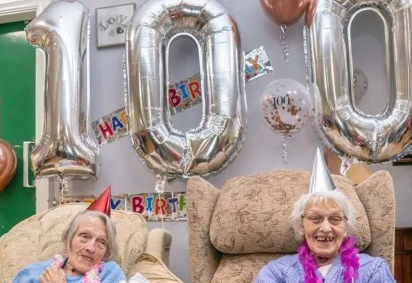 Um encontro especial: As gêmeas Anne Brown e Florence Boycott comemoraram 100 anos em 16/11/2023, na casa de repouso onde Florence mora, em Barnsley, na Inglaterra. Elas se reencontraram depois de anos e celebraram juntas.O FLIPAR mostrou e republica para quem não viu.  -  (crédito: Divulgação/PA MEDIA)