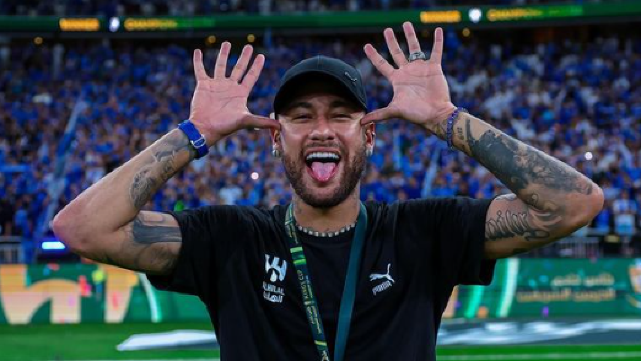 Neymar e influenciadora surgem coladinhos em foto