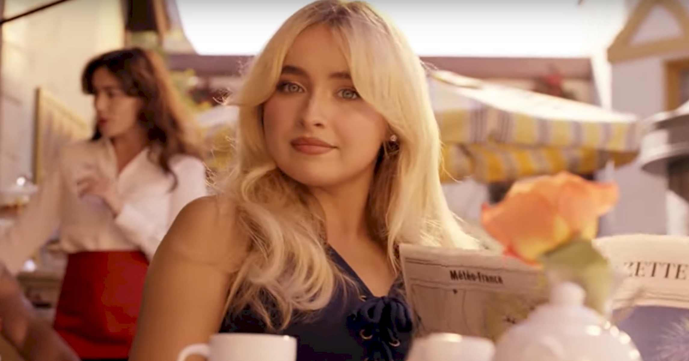 Sabrina Carpenter estrela hilariante comercial de café expresso. Assista