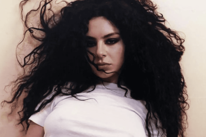 Charli XCX revela detalhes de parceria com Lorde -  (crédito: TMJBrazil)