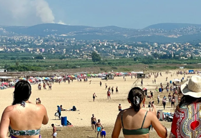 Banhistas observam ataques israelenses à distância -  (crédito: BBC / Goktay Koraltan)