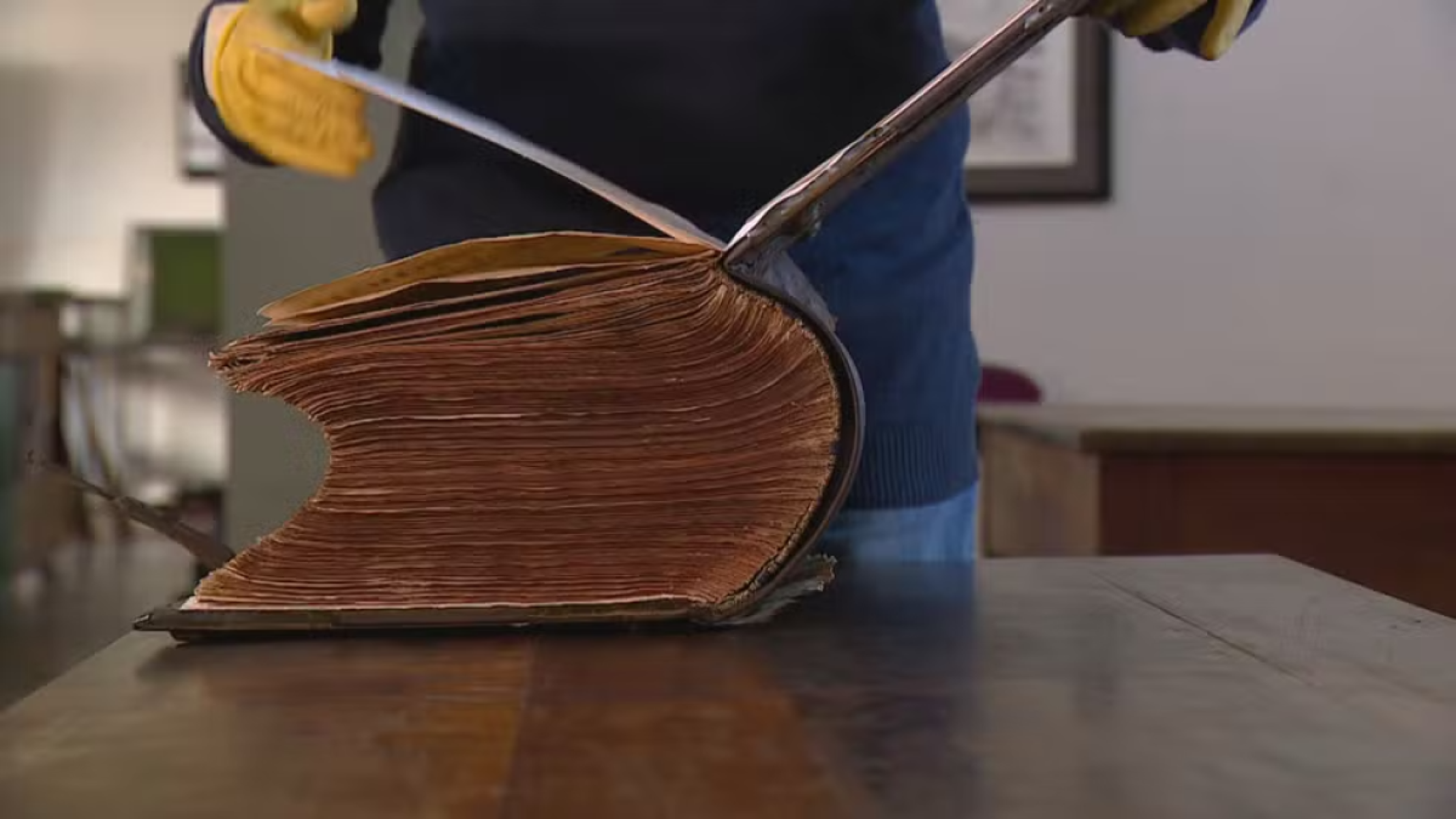 Bíblia de 250 anos sai ilesa de enchente no RS