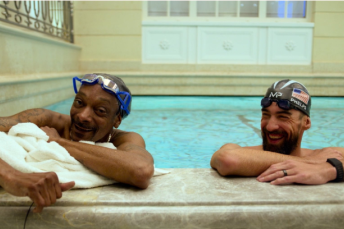 Snoop Dogg com Michael Phelps durante 'aulão' de natação -  (crédito: Foto: Reprodução/Vídeo)