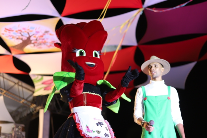 Carola, mascote do Festival das Rosas e Flores, em Barbacena