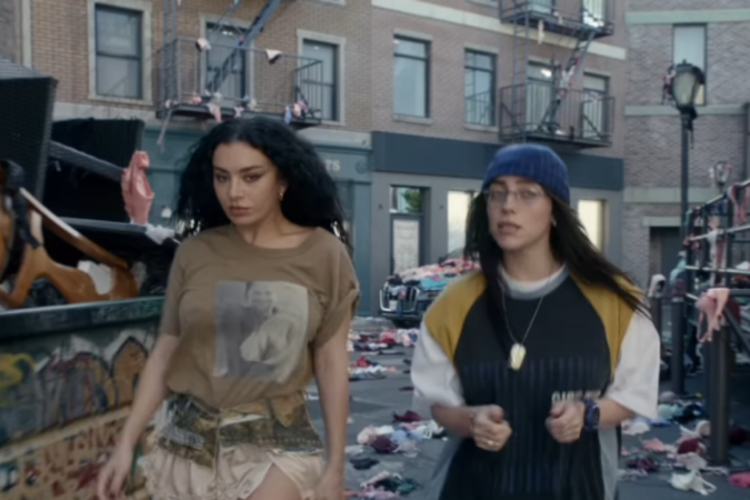 Billie Eilish e Charli XCX doam 10.000 roupas íntimas para caridade -  (crédito: TMJBrazil)