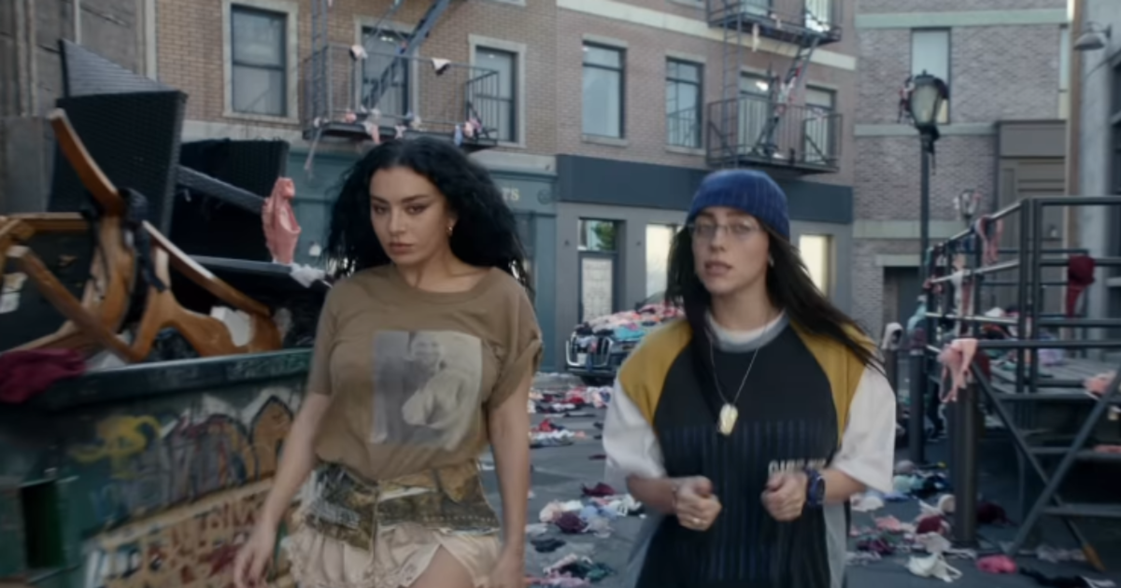 Billie Eilish e Charli XCX doam 10.000 roupas íntimas para caridade -  (crédito: TMJBrazil)