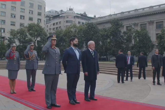 O presidente Lula e o presidente do Chile, Gabriel Boric, passaram em revista as tropas chilenas e assistiram a uma apresentação dos hinos dos dois países -  (crédito: Reprodução/CanalGov)