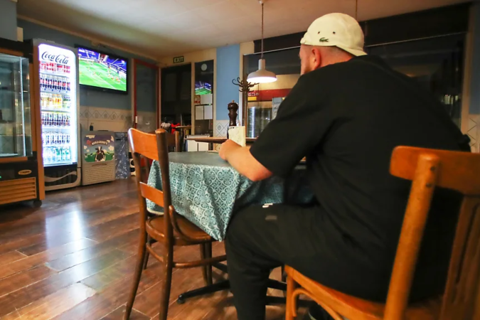 O ambiente à nossa volta influencia muito a nossa alimentação – e assistir à TV durante as refeições pode ser uma distração poderosa -  (crédito: Alamy)