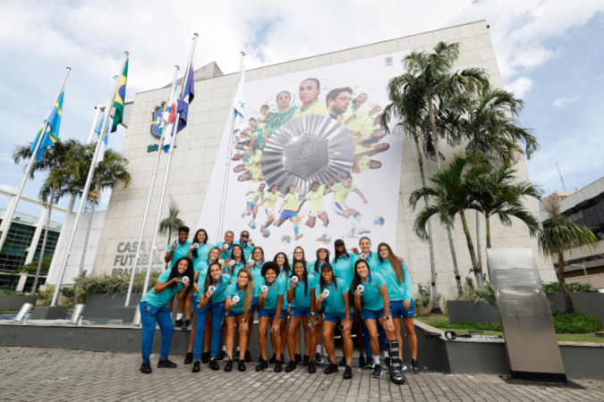 Com a lesionada Antônia, várias das medalhistas estiveram no local para prestigiar a homenagem
