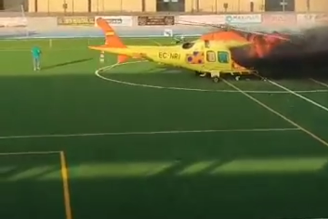 Helicóptero pega fogo em campo de futebol -  (crédito: Reprodução/Youtube Montilla Abierta)