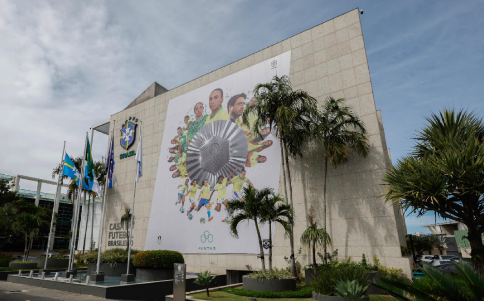 CBF homenageia medalha de prata conquistada pela Seleção Feminina 