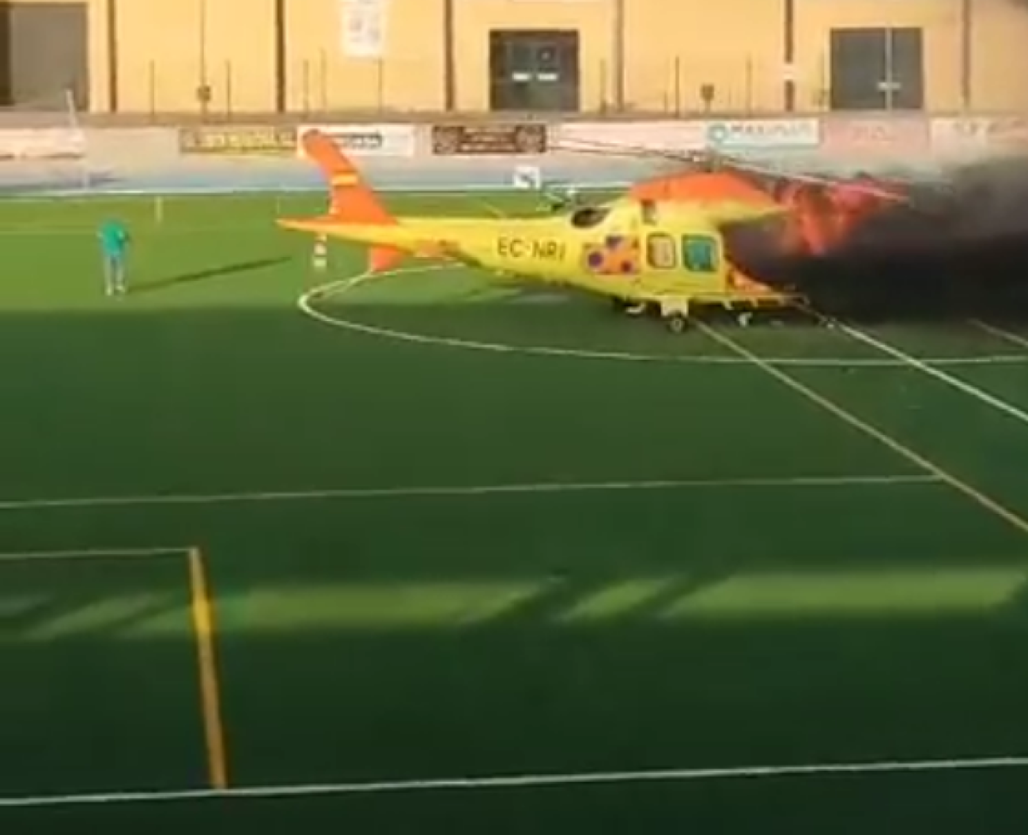 Vídeo: helicóptero pega fogo em campo de futebol na Espanha