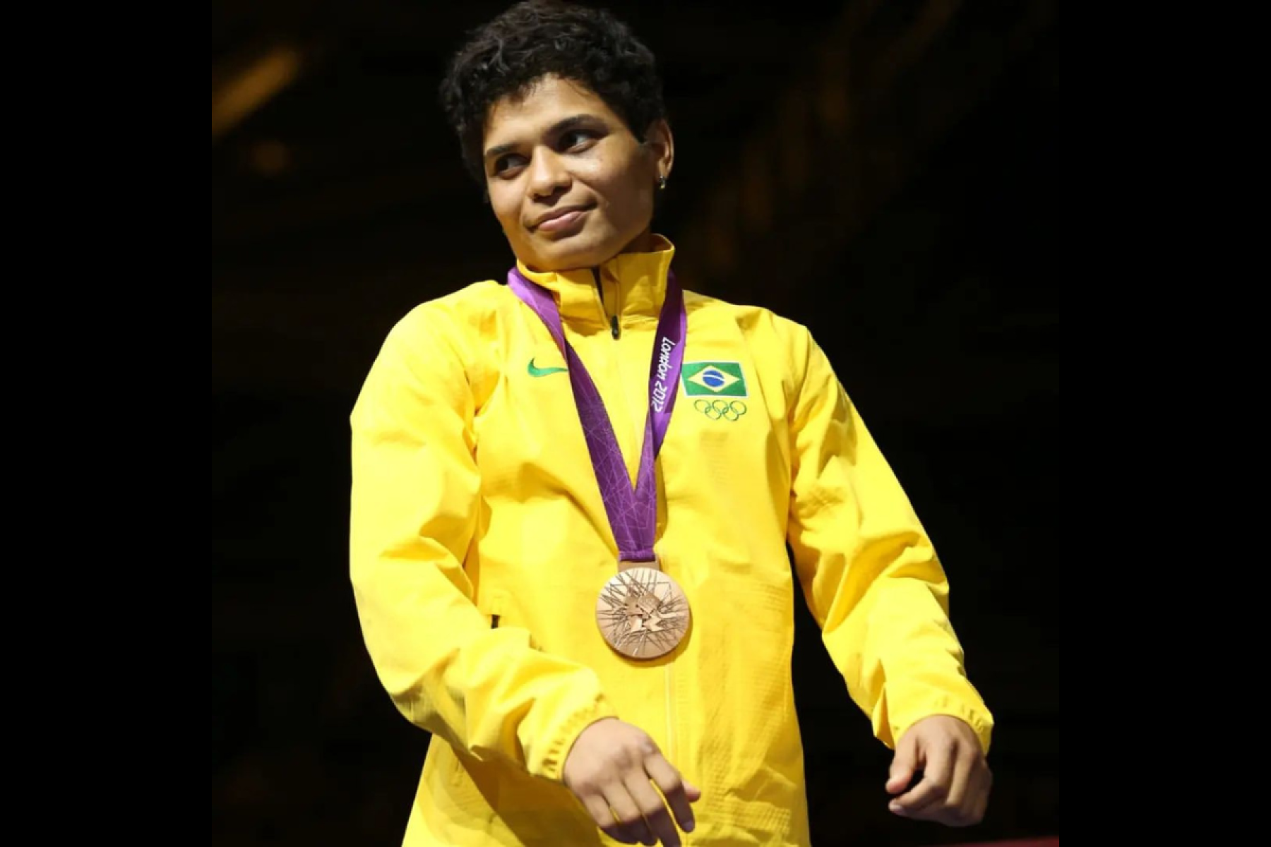 Atleta olímpica que fez história no boxe leiloa medalha e é surpreendida