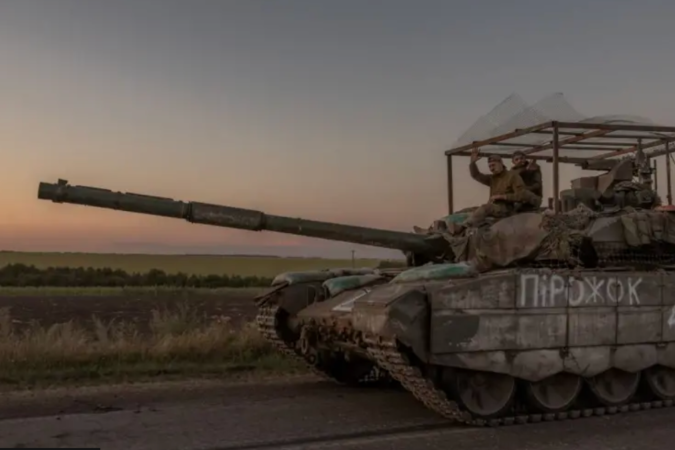 Imagem compartilhada nas redes sociais parece mostrar soldados ucranianos erguendo bandeira nacional no vilarejo de Guevo, região de Kursk, em 11 de agosto -  (crédito: Donbas_Operativnyi/Telegram via Reuters)