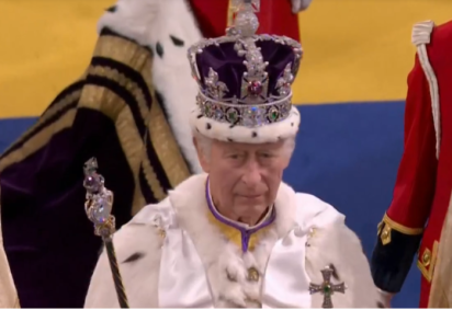 Os assuntos referentes à Coroa Britânica costumam atrair a atenção tanto dos entusiastas monarquia como dos críticos que menosprezam reis e rainhas. Faz dois anos que o Rei Charles III assumiu o trono,  em 8/9/2022, após a morte da mãe, Rainha Elizabeth II. Ele recebeu a coroa antes, em maio. E é o soberano de muitos países, além da Inglaterra. Veja a lista.  -  (crédito: Reprodução TV)