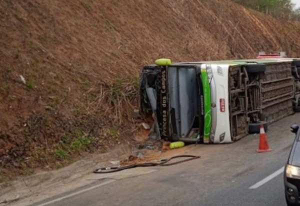 O acidente ocorreu por volta das 10h na descida da Serra das Araras em Piraí (RJ) -  (crédito: Divulgação/PRF)