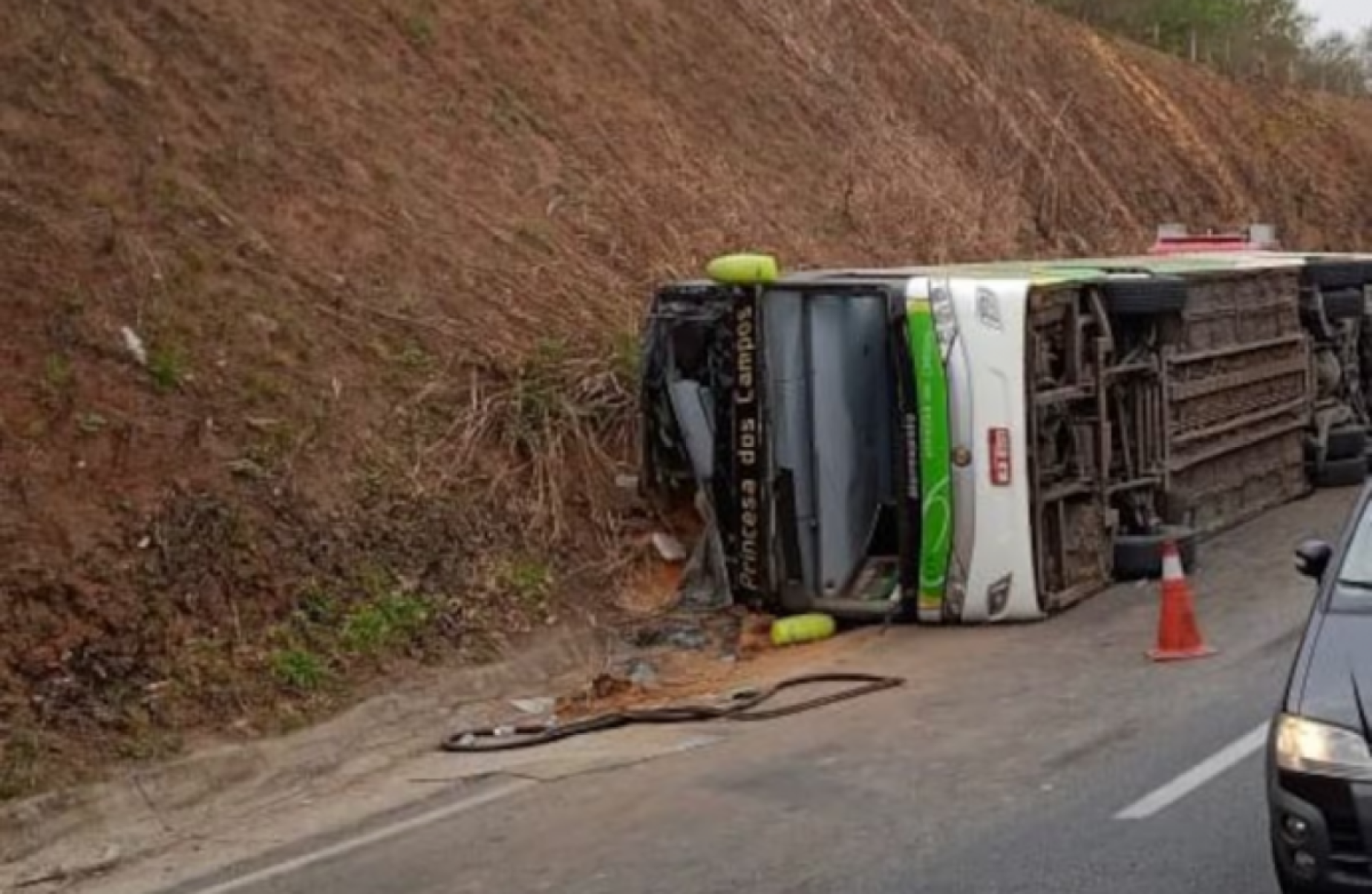 Acidente com ônibus de time de futebol americano deixa três mortos no RJ