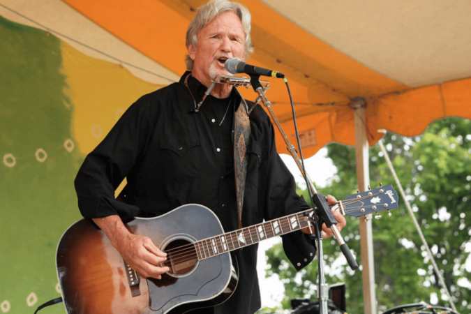 Kris Kristofferson, de ‘Nasce uma Estrela’ (1976), morre aos 88 anos -  (crédito: TMJBrazil)