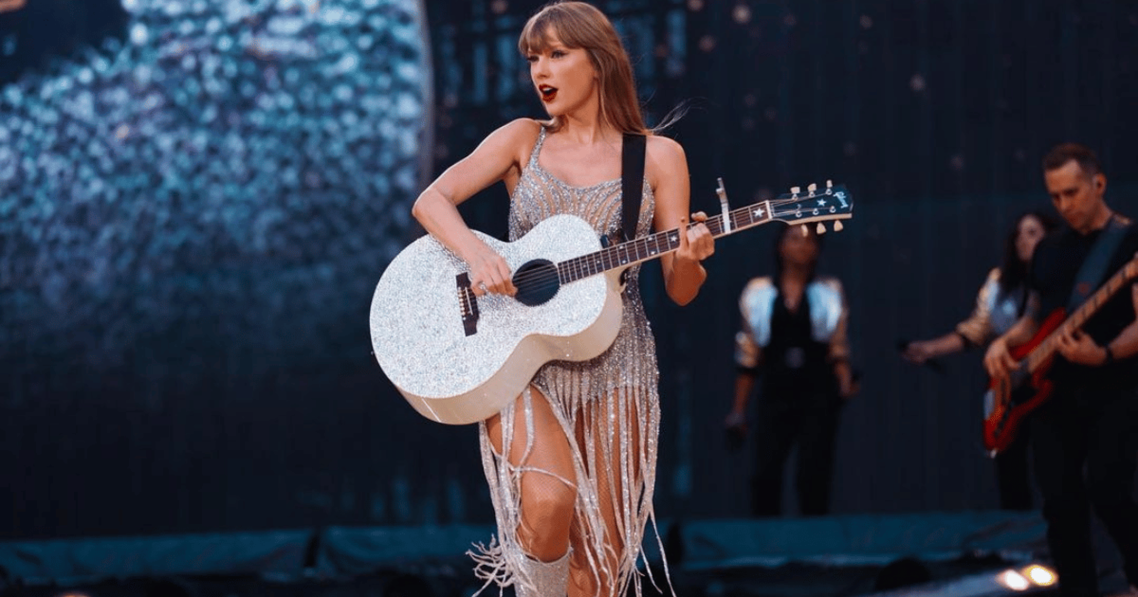 Taylor Swift: Homem destrói violão em protesto contra apoio a Kamala Harris -  (crédito: TMJBrazil)