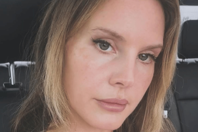 Lana Del Rey rasga elogios ao marido em rede social -  (crédito: TMJBrazil)