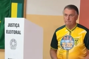 Bolsonaro votou na manhã deste domingo (6/10) no Rio de Janeiro -  (crédito: Instagram @jornaldireita.tv/Reprodução)