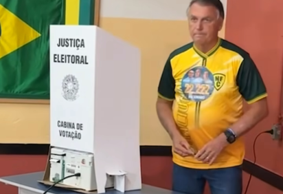 Bolsonaro votou na manhã deste domingo (6/10) no Rio de Janeiro -  (crédito: Instagram @jornaldireita.tv/Reprodução)