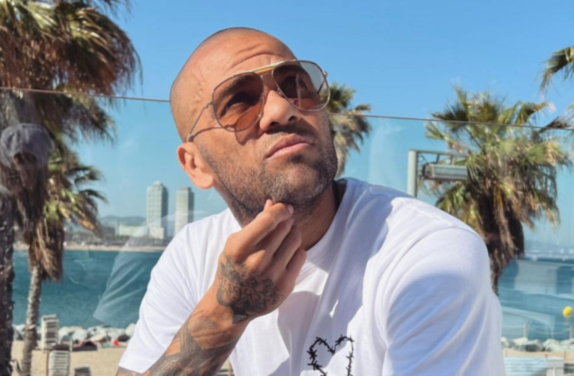 Daniel Alves posta primeira foto em rede social após sair da prisão