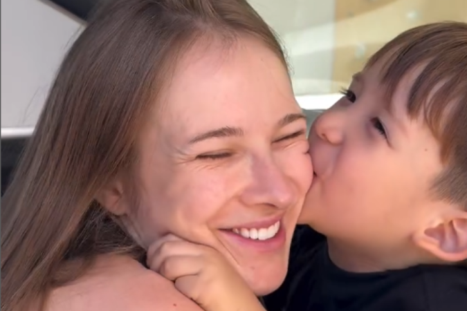 A influenciadora publicou um vídeo do pequeno se divertindo enquanto escuta a canção viral de 2012 - (crédito: Reprodução/Instagram @sammys) A influenciadora publicou um vídeo do pequeno se divertindo enquanto escuta a canção viral de 2012 - (crédito: Reprodução/Instagram @sammys)