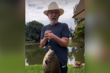 Lula ao lado de peixe pescado no lago do Palácio da Alvorada -  (crédito: Redes sociais)