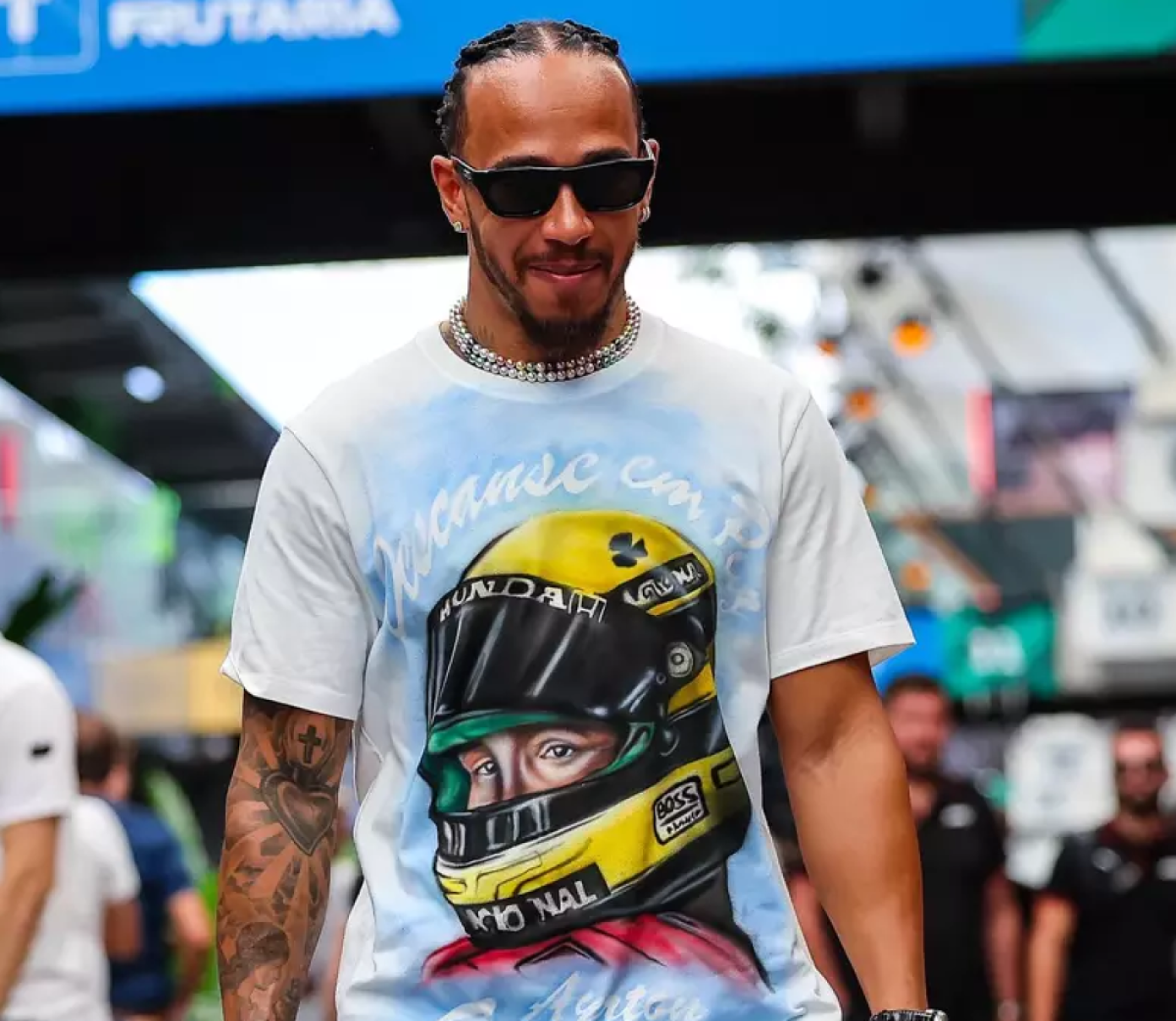 Lewis Hamilton homenageia Senna e Brasil na chegada a Interlagos 