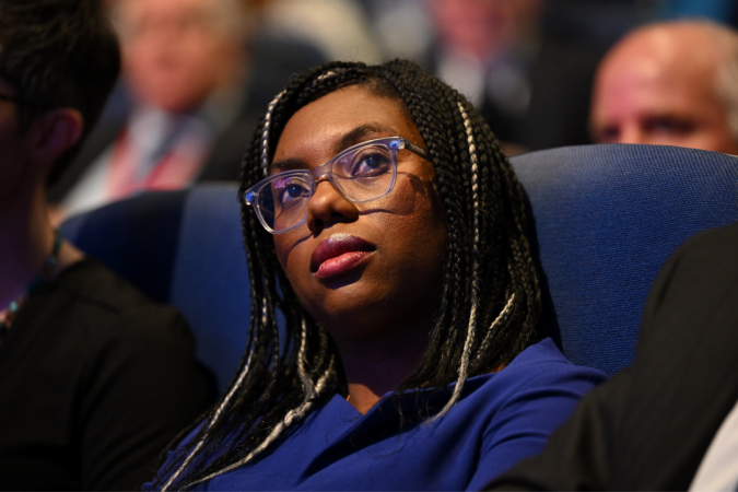 Kemi Badenoch derrotou alguns grandes nomes ao concorrer à liderança conservadora em 2022, antes de ser eliminada na penúltima rodada de votação pelos parlamentares -  (crédito: EPA)