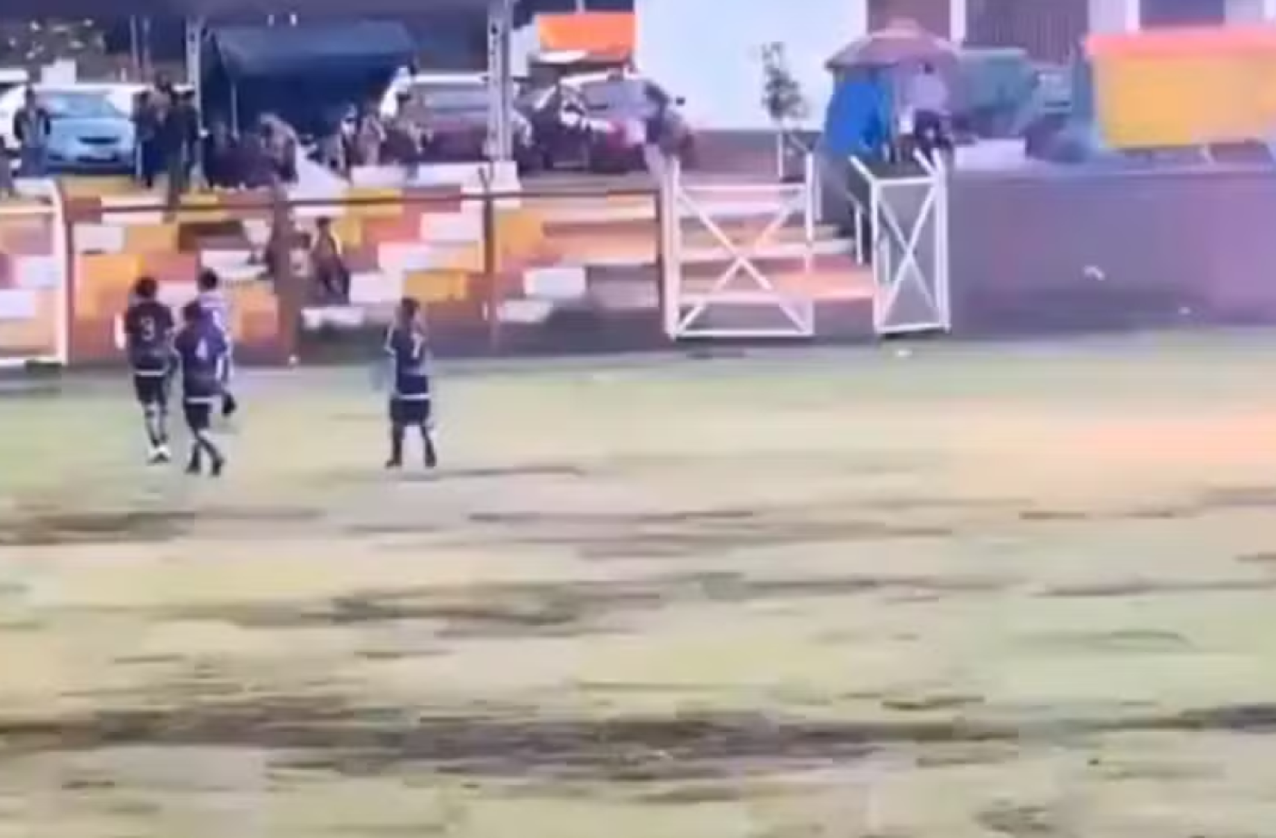 Jogador morre após raio atingir campo de futebol no Peru; veja o vídeo