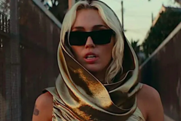 O hit 'Flowers' atingiu o primeiro lugar da parada global do Spotify, em 2023, e garantiu os dois primeiros Grammys da carreira da estrela. -  (crédito: Reprodução/Youtube)