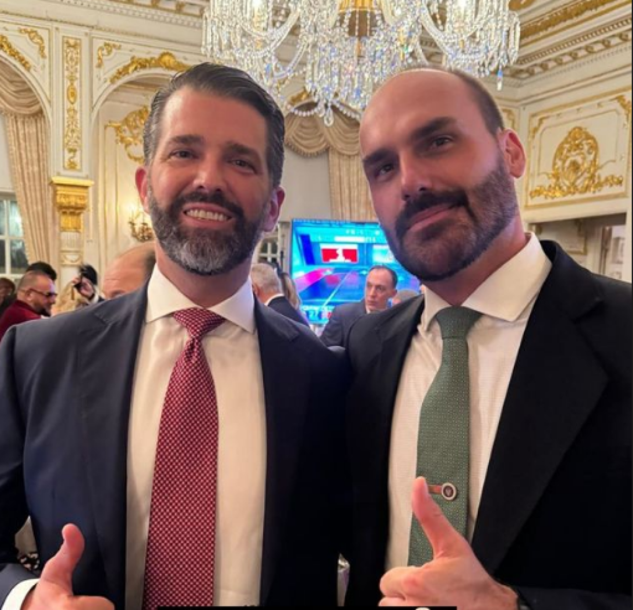 Eduardo Bolsonaro posa para foto com Donald Trump Jr.