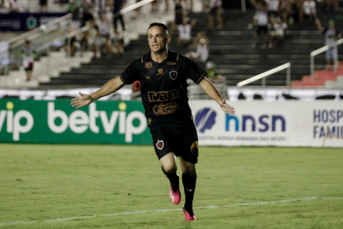 O homem-gol chega à capital federal para substituir Gilvan, que retornou ao Santa Cruz após período de empréstimo -  (crédito: Cristiano Santos / Botafogo-PB)