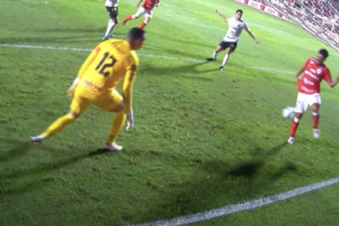 Em duelo da Série B, lateral do Vila, que jogava em casa contra Ituano, vai ao ataque e, por sua causa, o time não faz o gol. Falta de sorte - (crédito: Reprodução / Canal Goat) Em duelo da Série B, lateral do Vila, que jogava em casa contra Ituano, vai ao ataque e, por sua causa, o time não faz o gol. Falta de sorte - (crédito: Reprodução / Canal Goat)