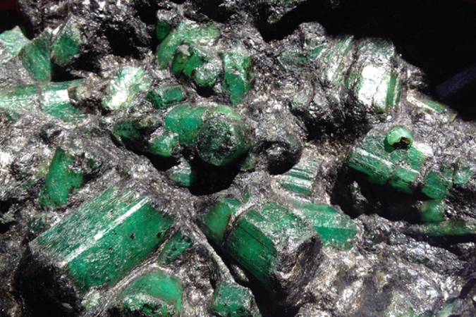 A esmeralda mede cerca de 90cm por 40cm e é formada por um bloco de rocha de xisto e quartzo - (crédito: Reprodução/AGU) A esmeralda mede cerca de 90cm por 40cm e é formada por um bloco de rocha de xisto e quartzo - (crédito: Reprodução/AGU)