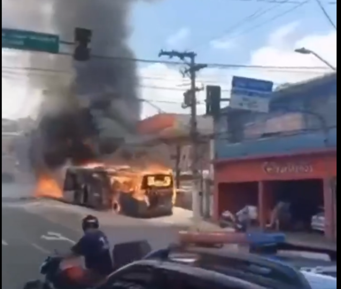 Ônibus pega fogo e trafega desgovernado por avenida em SP